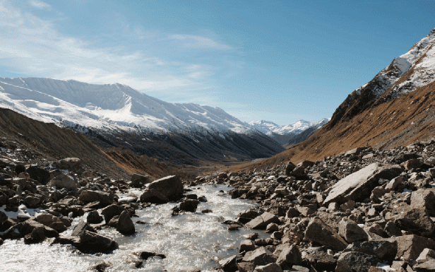 Eiswasser fließt hinab in das Enguri-Tal - im Hintergrund liegt der Gletscher des Schkhara im Hohen Kaukasus | Wanderung zum Schkara (Shkhara)