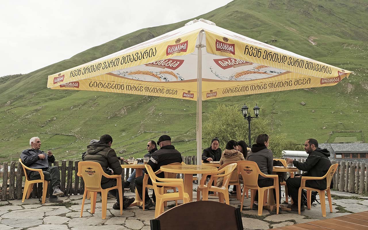 Café in Ushguli mit Ausblick auf Südhänge, die frühere Felderflächen zeigen | Svaneti | Bergdrf Ushguli