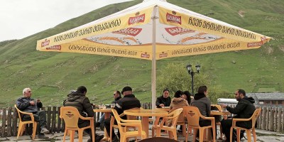 Café in Ushguli mit Ausblick auf Südhänge, die frühere Felderflächen zeigen | Svaneti | Bergdrf Ushguli
