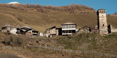 Der Blick auf ein Bergdorf in Oberswanetien zeigt die für diese Siedlungen typische Struktur: einen Wehrturm und einzelne Machubis als Beispiele mittelalterlicher Architektur, und die Erweiterungen alter Gebäude durch Balkonvorbauten aus der Sowjetzeit.